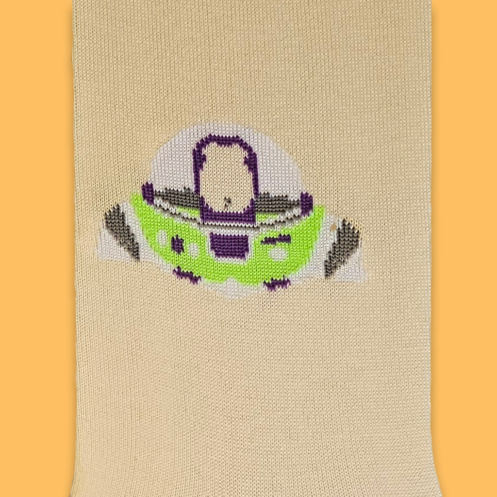 جوراب ساقدار بازلایتر توی استوری کرم روشن